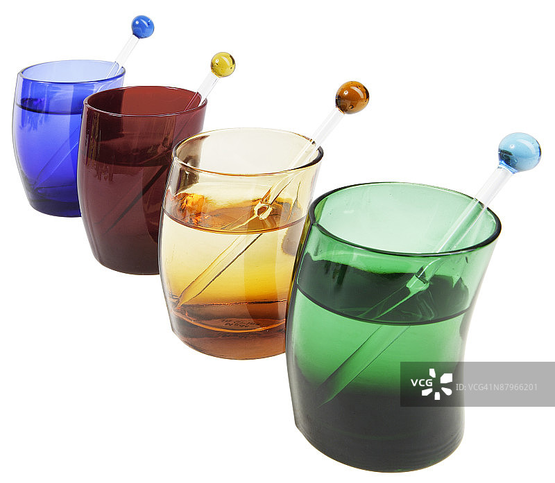 一排带搅拌棒的鸡尾酒图片素材
