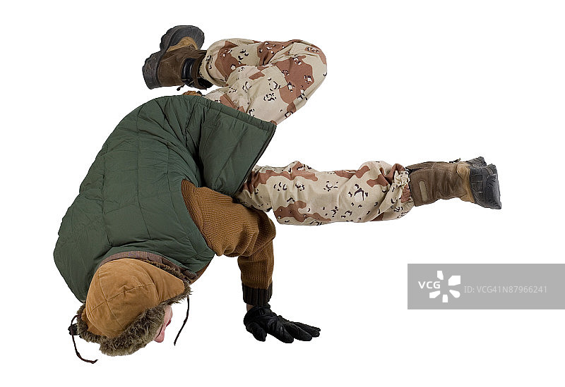 身穿迷彩外套的男子跳霹雳舞图片素材