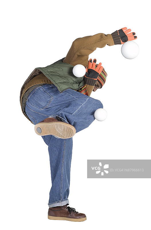 身穿冬装的男子被雪球击中图片素材