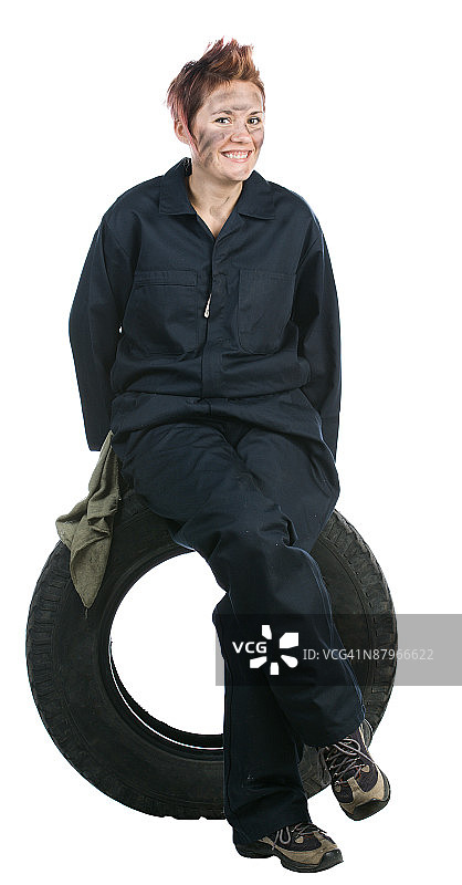 倚靠在轮胎上的机械师图片素材