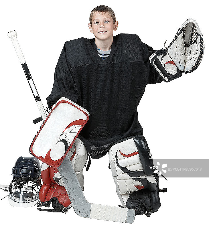 身穿冰球服摆姿势的男孩图片素材