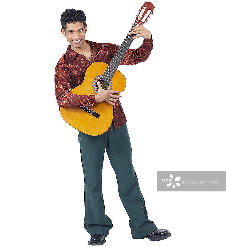 弹古典吉他的年轻男人图片素材