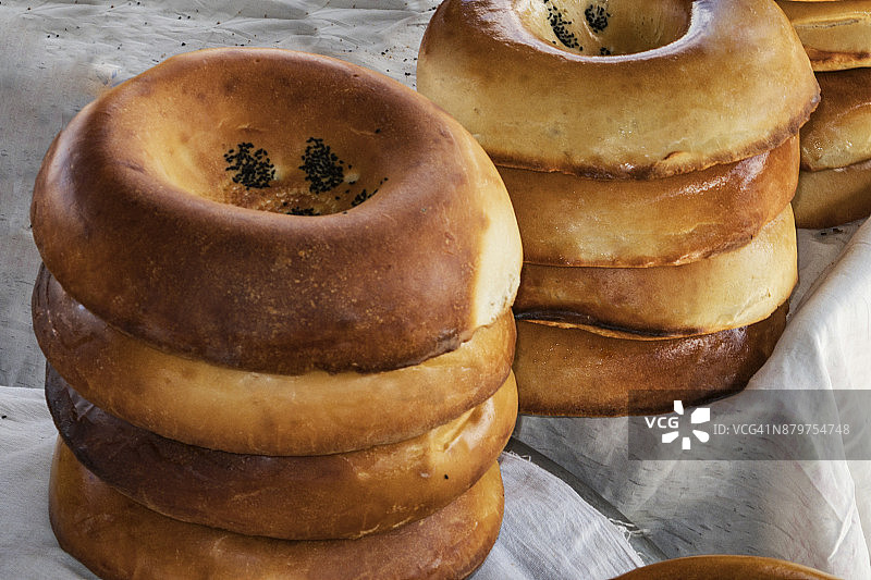 乌兹别克斯坦的典型圆形面包，在塔什干市场图片素材