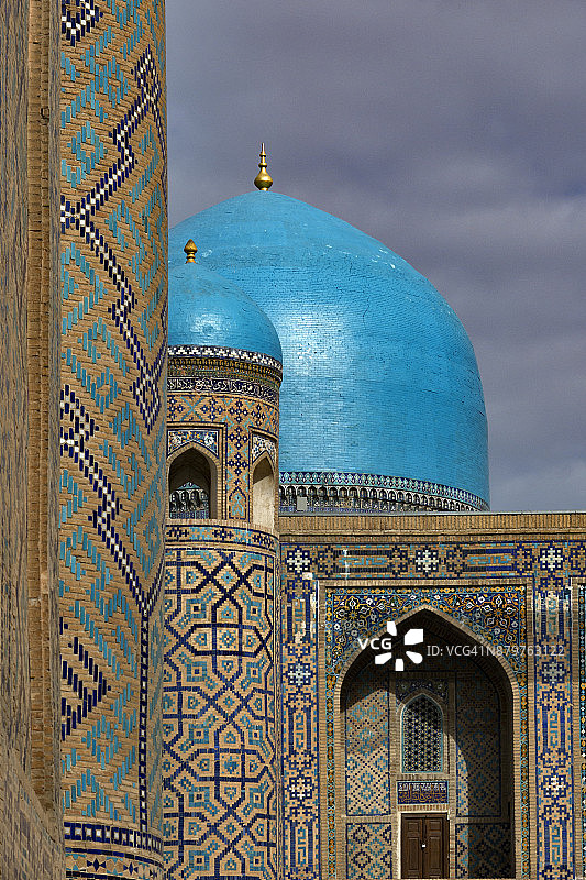 撒马尔罕雷吉斯坦广场季利亚·科里伊斯兰教学校的绿松石穹顶和入口细节，乌兹别克斯坦图片素材