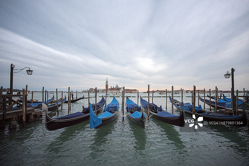 意大利威尼斯的贡多拉和圣乔治马焦雷教堂图片素材