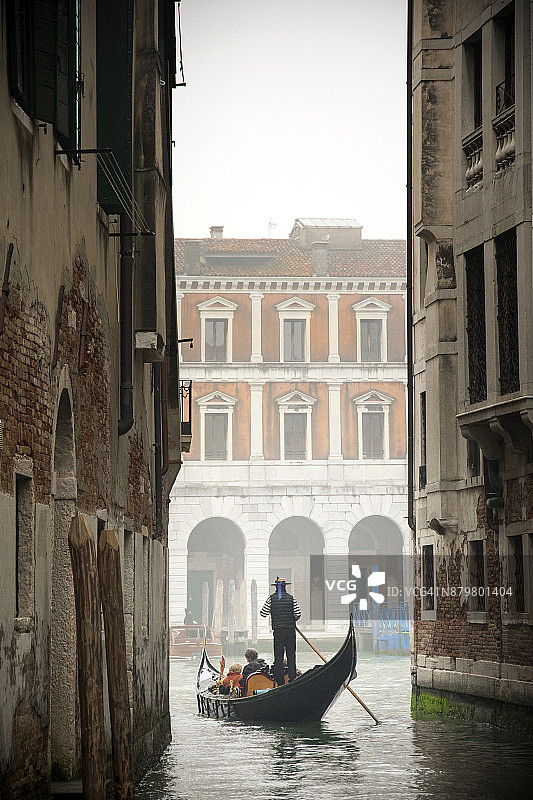 意大利威尼斯的典型贡多拉图片素材