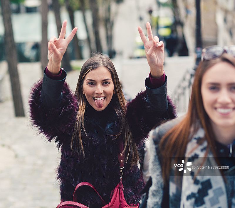 在巴黎闲逛的朋友们图片素材
