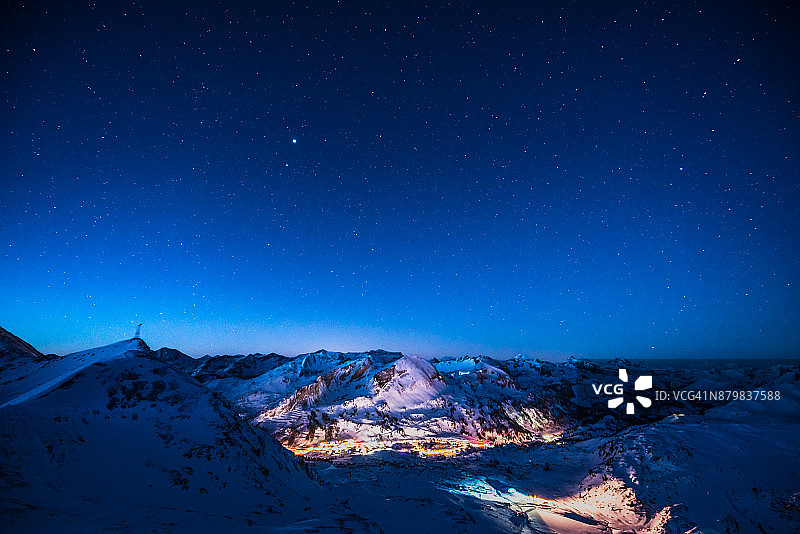 云层类型：山地滑雪胜地的清晨图片素材