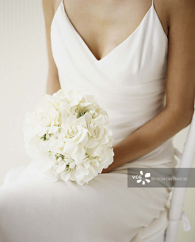新娘手捧结婚花束图片素材