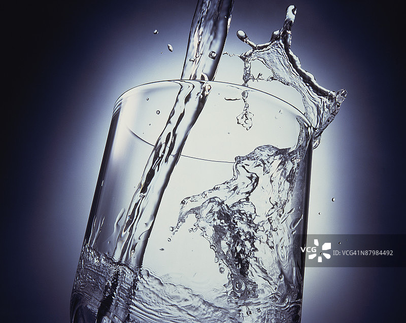 倒水入杯图片素材