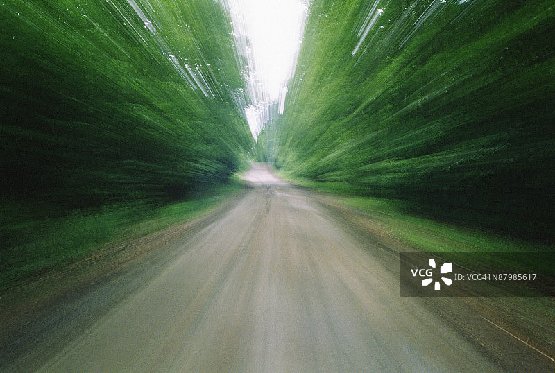 具有模糊动感的乡间小路图片素材