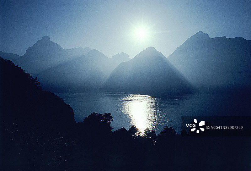 瑞士的山脉和湖泊图片素材