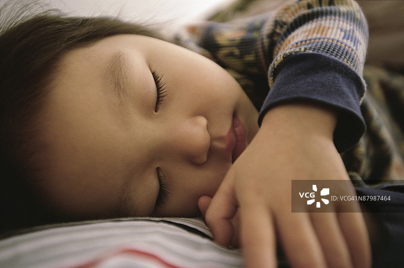 睡着的女孩图片素材
