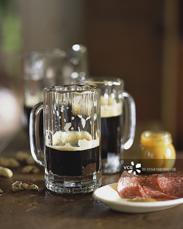 烈性啤酒和萨拉米香肠图片素材