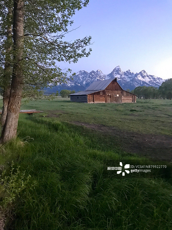 谷仓边的静谧图片素材