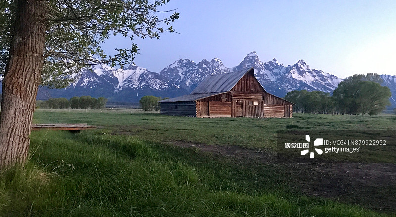 谷仓边的静谧图片素材