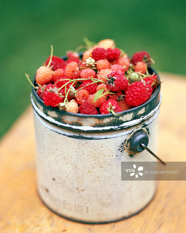一桶新鲜覆盆子图片素材