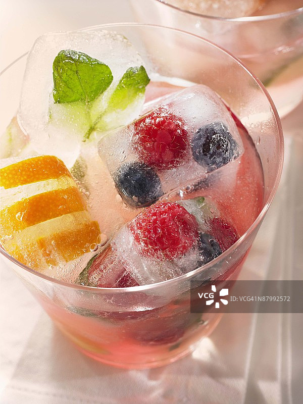 冰块中冷冻的水果和薄荷叶图片素材