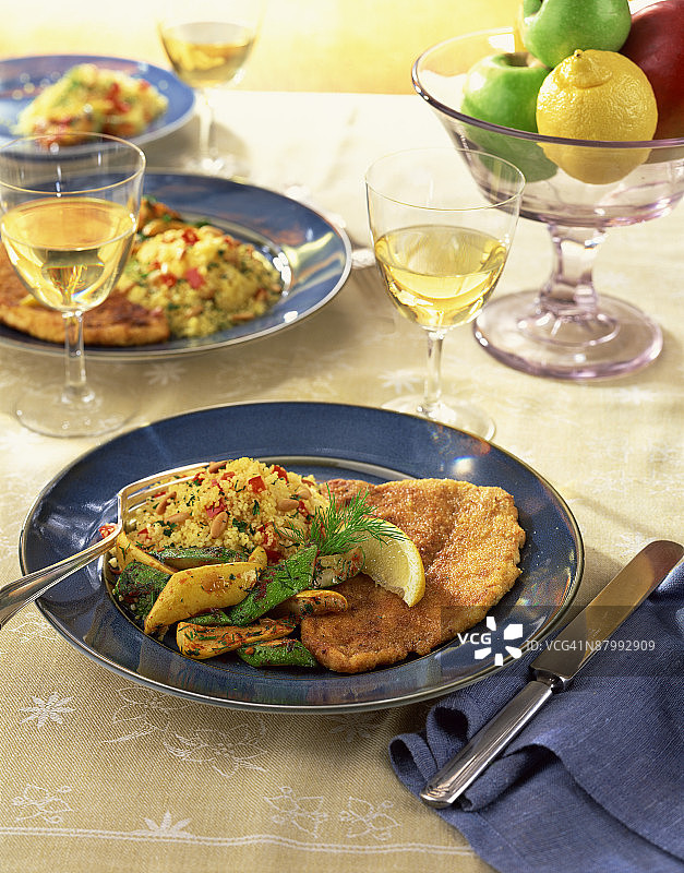 土耳其肉饼配北非小米和蔬菜图片素材