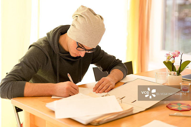 叙利亚难民儿童在学习图片素材