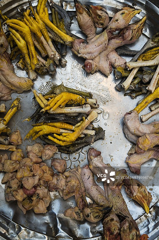 缅甸仰光唐人街第18街市场出售的鸡爪图片素材