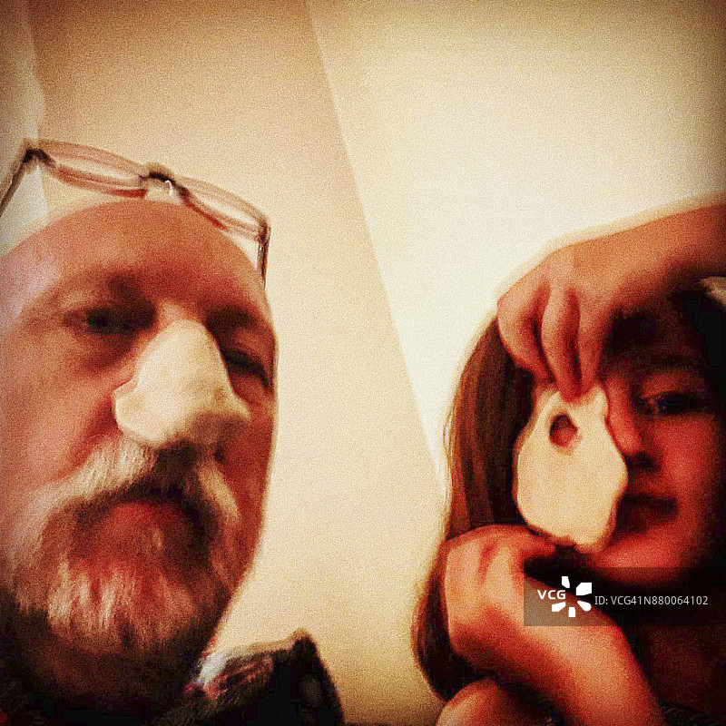 祖父和孩子戴着自制面具图片素材