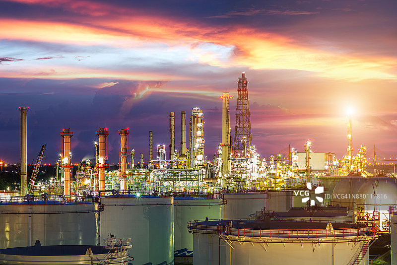石油天然气工业：炼油厂与石化厂（暮色）图片素材