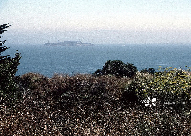 雾中的恶魔岛图片素材