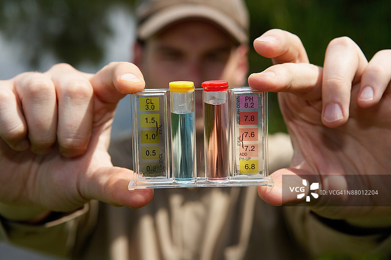 科学家拿着试管的手图片素材