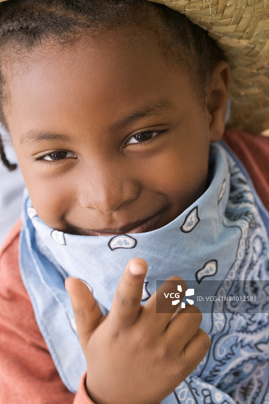 用头巾遮住脸的小女孩图片素材