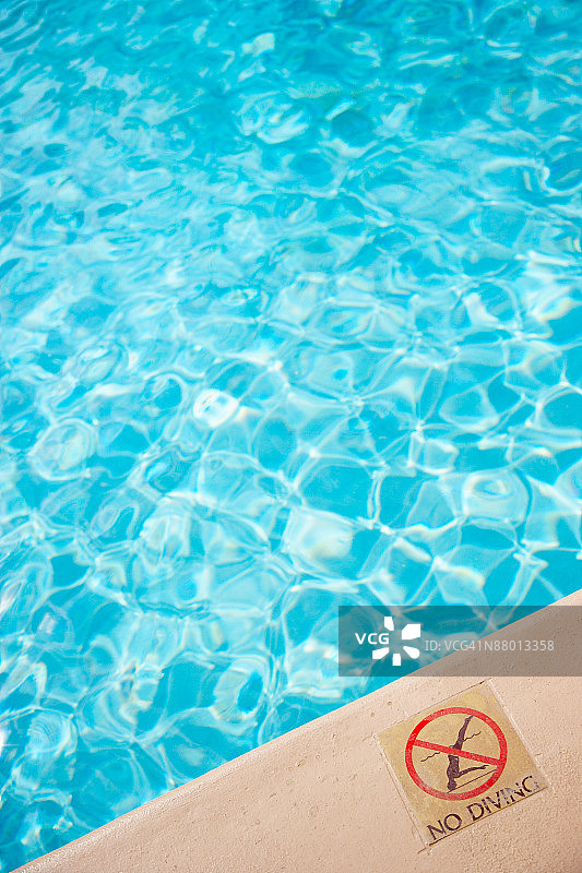 游泳池边的禁止跳水标志图片素材