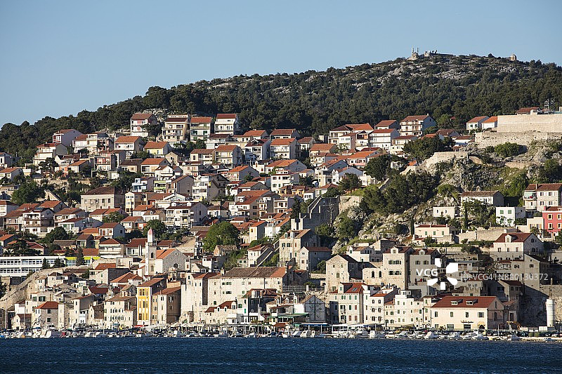 从港口入口处看到的希贝尼克，克罗地亚希贝尼克-克宁图片素材