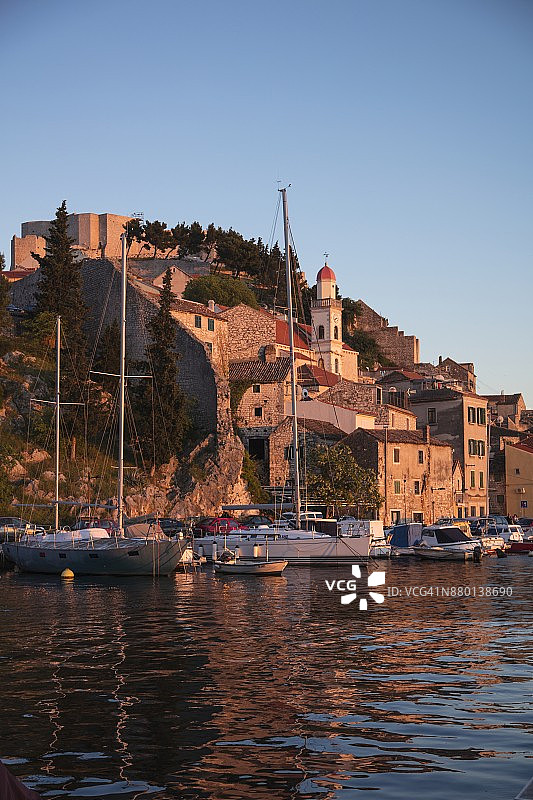 克罗地亚希贝尼克市的帆船和海滨建筑图片素材