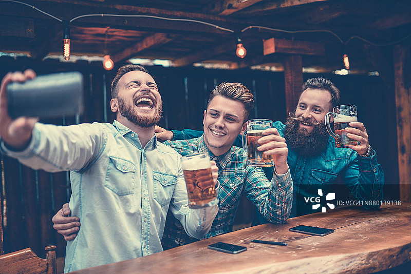 疯狂男人酒吧喝啤酒拍自拍图片素材