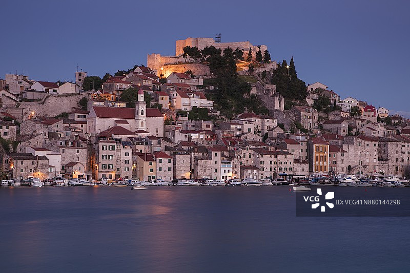 克罗地亚希贝尼克圣米迦勒堡垒和城市建筑图片素材