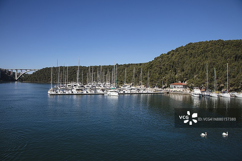 克罗地亚希贝尼克-克宁斯卡拉丁码头的帆船图片素材