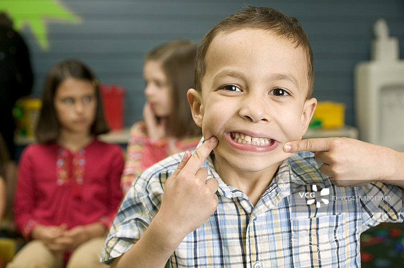 男孩做鬼脸图片素材