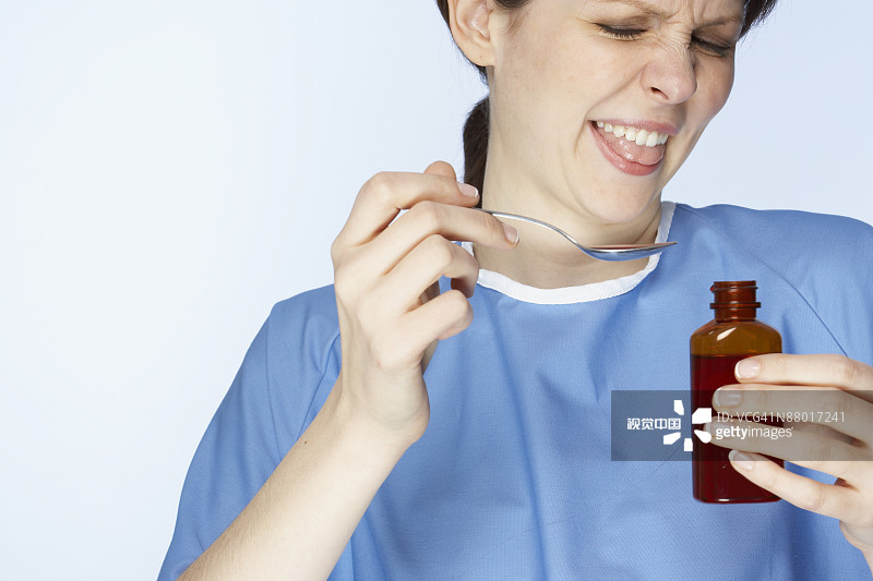 服用液态药的悲伤女人图片素材