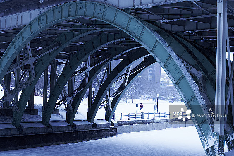 在加拿大安大略省被雪覆盖的桥旁的人们图片素材