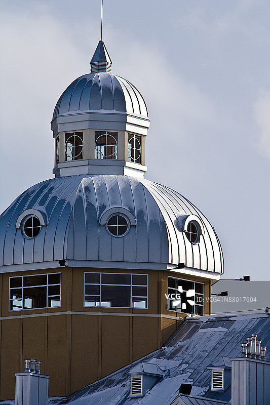 加拿大滑雪胜地屋顶上的圆顶图片素材
