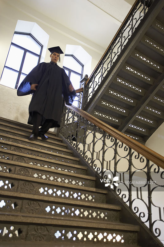 穿着学位帽和学位袍的男子图片素材