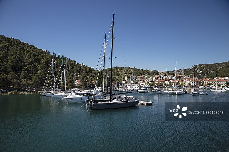 码头上的帆船，后方是城镇，斯克拉丁，希贝尼克-克宁，克罗地亚图片素材