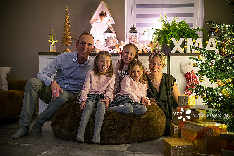 圣诞节之夜的奥地利家庭图片素材