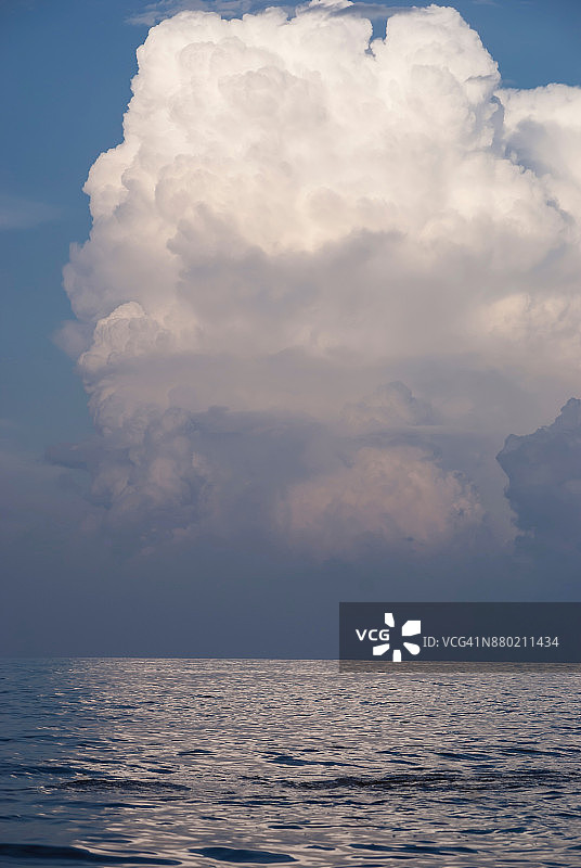 海上积雨云图片素材