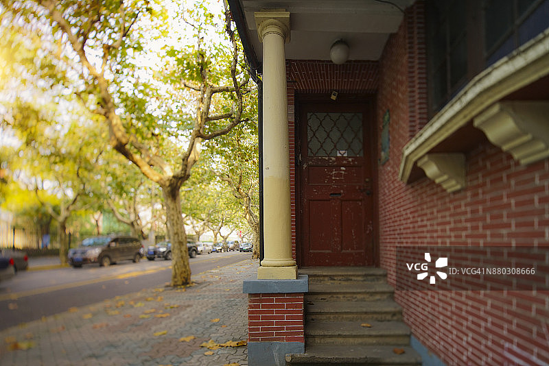 秋季日落时分的上海淮海路：以老建筑和梧桐树闻名图片素材