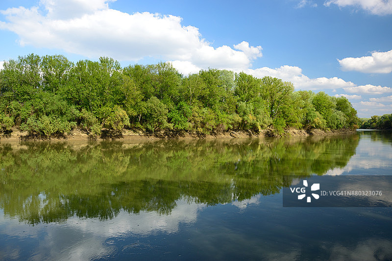 蒂萨河的倒影图片素材
