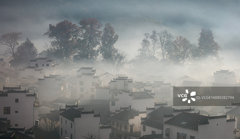 中国安徽省婺源县石城村的晨雾图片素材
