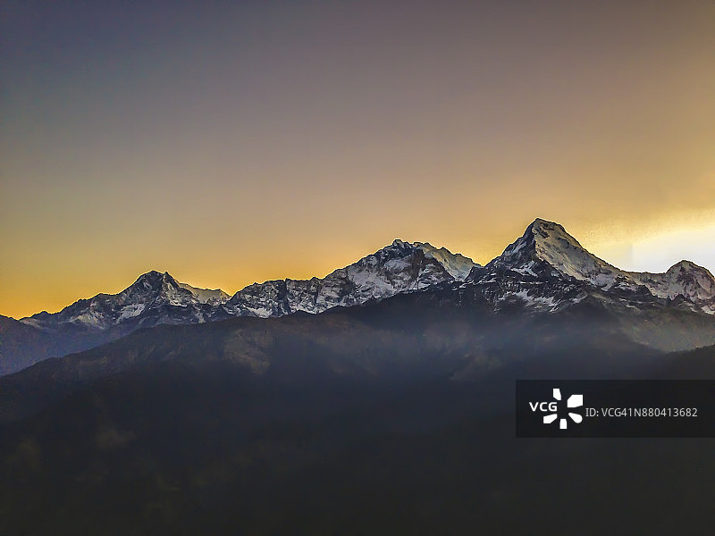 尼泊尔安纳普尔纳山脉的清晨日出。图片素材