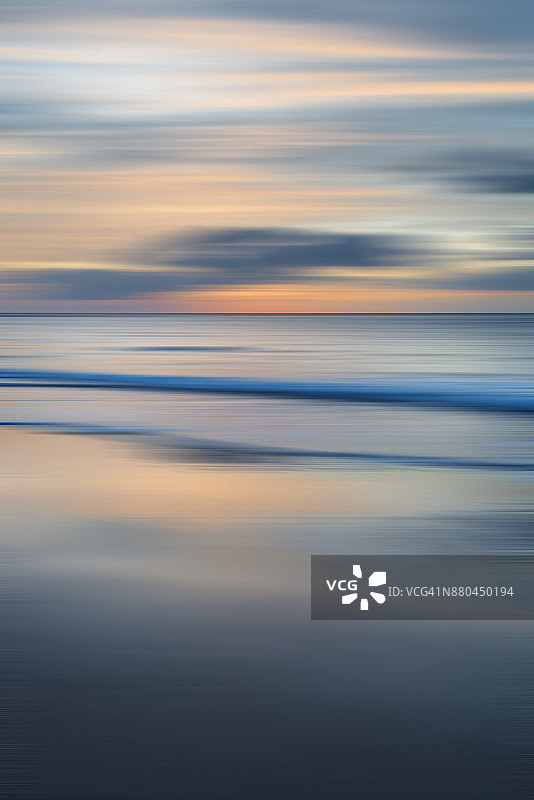 威尔士彭布罗克郡海岸Broadhaven海湾迷人日出长曝光模糊风景图片素材