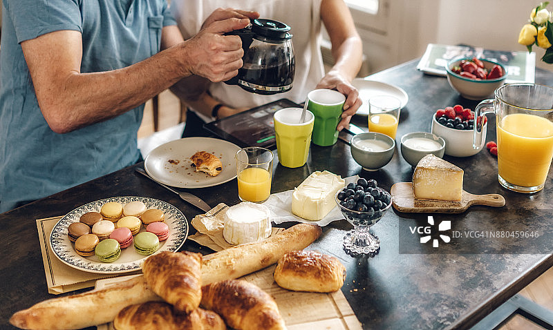 在早餐桌旁的法国夫妇图片素材
